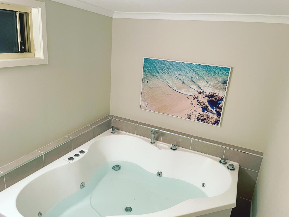 Churchill'S B&B Twin Spa Getaway Studio Суонзи Екстериор снимка