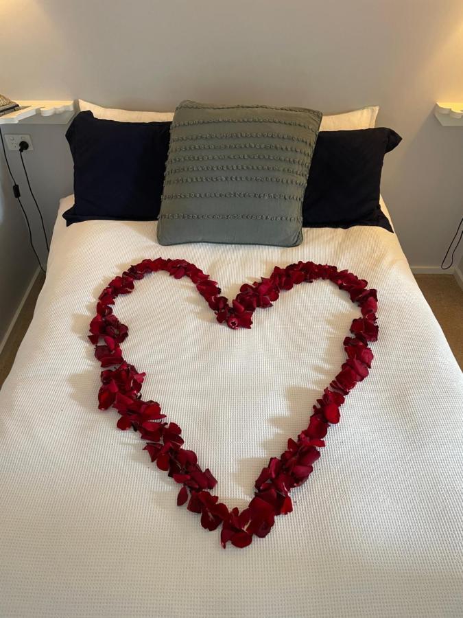 Churchill'S B&B Twin Spa Getaway Studio Суонзи Екстериор снимка