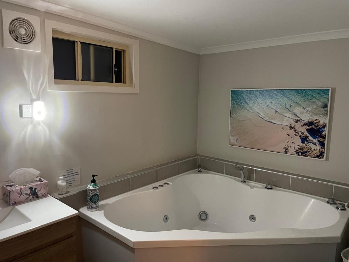 Churchill'S B&B Twin Spa Getaway Studio Суонзи Екстериор снимка