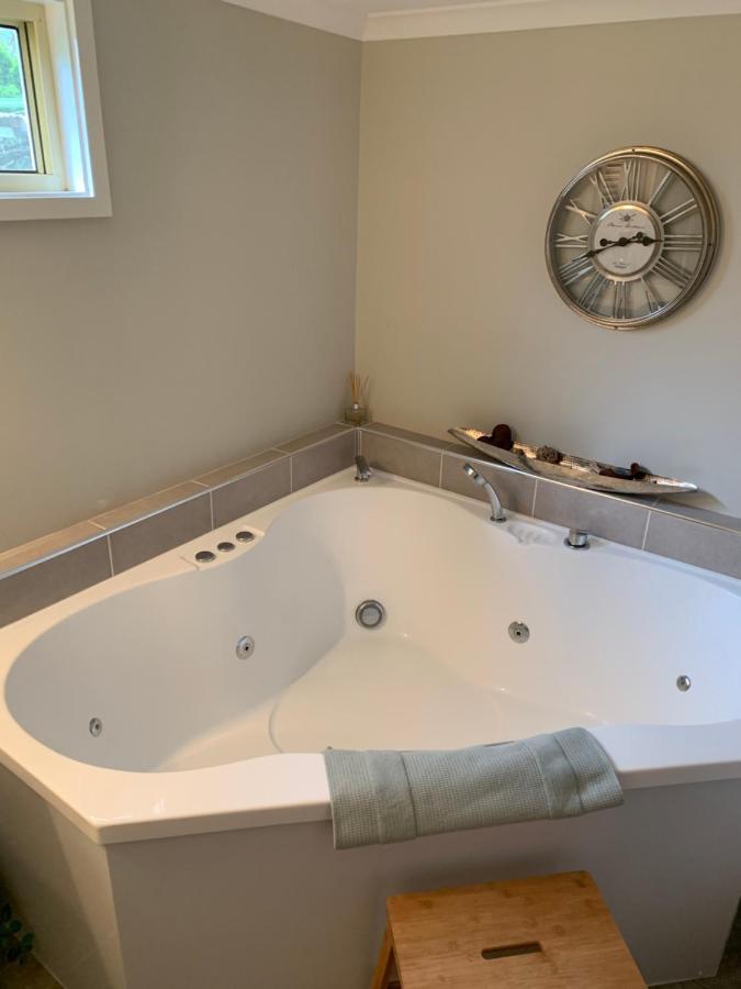 Churchill'S B&B Twin Spa Getaway Studio Суонзи Екстериор снимка