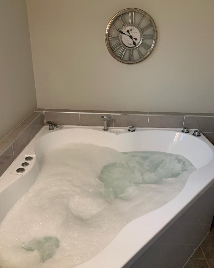 Churchill'S B&B Twin Spa Getaway Studio Суонзи Екстериор снимка